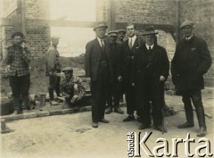 1927-1929, Płock, Polska.
Budowa Elektrowni Miejskiej w Radziwiu. Grupa mężczyzn na terenie budowy.
Fot. NN, zbiory Ośrodka KARTA