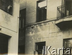 Ok. 1927-1929, Płock, Polska.
Fragment budynku mieszkalnego, widoczne linie elektryczne. W oknie po lewej stoi pies.
Fot. NN, zbiory Ośrodka KARTA