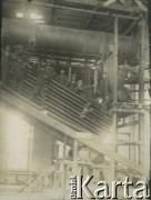 1927-1929, Płock, Polska.
Budowa Elektrowni Miejskiej w Radziwiu. Robotnicy na terenie hali.
Fot. NN, zbiory Ośrodka KARTA