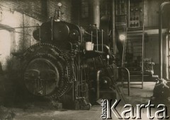 1927-1929, Płock, Polska.
Budowa Elektrowni Miejskiej w Radziwiu. Maszyna w hali elektrowni.
Fot. NN, zbiory Ośrodka KARTA