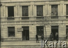 Ok. 1929, Płock, Polska.
Fragment budynku, widoczna tablica o treści: 