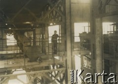 1927-1929, Płock, Polska.
Budowa Elektrowni Miejskiej w Radziwiu. Robotnik w hali elektrowni.
Fot. NN, zbiory Ośrodka KARTA