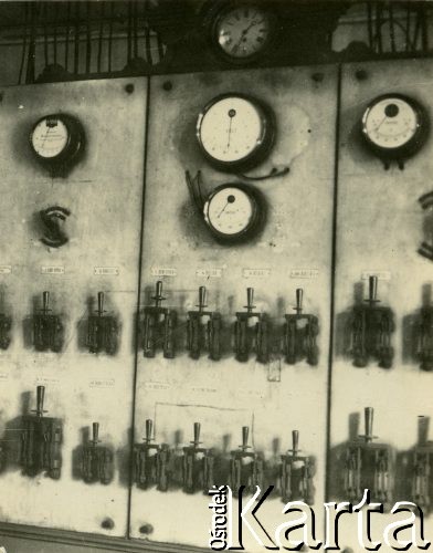 1927-1929, Płock, Polska.
Budowa Elektrowni Miejskiej w Radziwiu. Urządzenia miernicze.
Fot. NN, zbiory Ośrodka KARTA
