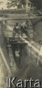 1927-1929, Płock, Polska.
Budowa Elektrowni Miejskiej w Radziwiu. Robotnicy przy kanale przechodzącym przez wał ochronny.
Fot. NN, zbiory Ośrodka KARTA