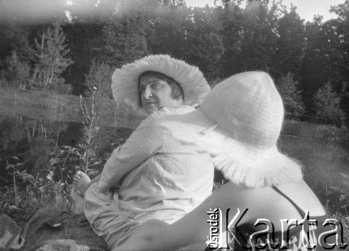 Sierpień 1928, Borysław, Polska.
Letni wypoczynek, Henryka Lis-Olszewska z dziewczynką nad stawem na tzw. 