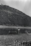 1929, prawdopodobnie Polska.
Dzieci na brzegu rzeki.
Fot. NN, kolekcja Witolda Lis-Olszewskiego, zbiory Ośrodka KARTA