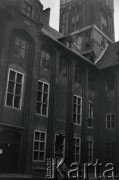 1936, Toruń, Polska.
Dziedziniec Ratusza Staromiejskiego, pomnik Flisaka (zwany także pomnikiem skrzypka).
Fot. NN, kolekcja Witolda Lis-Olszewskiego, zbiory Ośrodka KARTA