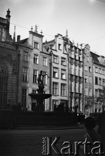 1936, Gdańsk, Polska.
Gdańska Starówka - Długi Targ, pomnik Neptuna.
Fot. NN, kolekcja Witolda Lis-Olszewskiego, zbiory Ośrodka KARTA