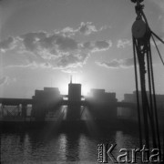 1936, prawdopodobnie Morze Czarne.
Zabudowania portowe, widok ze statku. Zdjęcie wykonane podczas podróży zagranicznej do Rumunii i Turcji.
Fot. NN, kolekcja Witolda Lis-Olszewskiego, zbiory Ośrodka KARTA