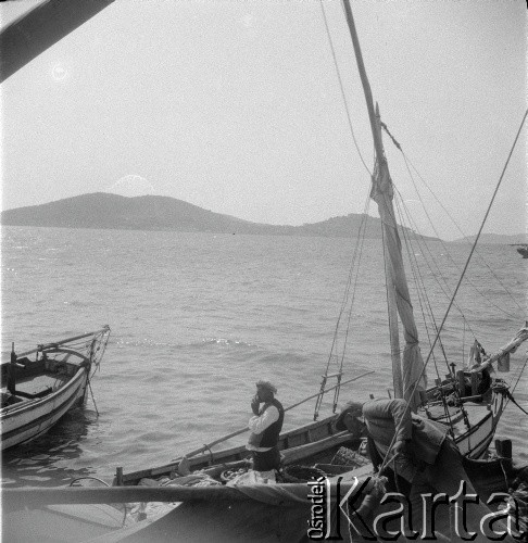 1936, Morze Czarne, Turcja lub Rumunia.
Rybacy na łodziach. Zdjęcie wykonane podczas podróży zagranicznej do Rumunii i Turcji.
Fot. NN, kolekcja Witolda Lis-Olszewskiego, zbiory Ośrodka KARTA