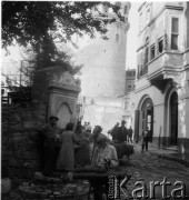 1936, Stambuł, Turcja.
Studnia, w głębi Wieża Galata.
Fot. NN, kolekcja Witolda Lis-Olszewskiego, zbiory Ośrodka KARTA
