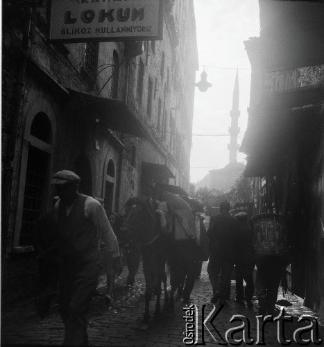 1936, prawdopodobnie Stambuł, Turcja.
Życie codzienne na ulicach miasta.
Fot. NN, kolekcja Witolda Lis-Olszewskiego, zbiory Ośrodka KARTA
