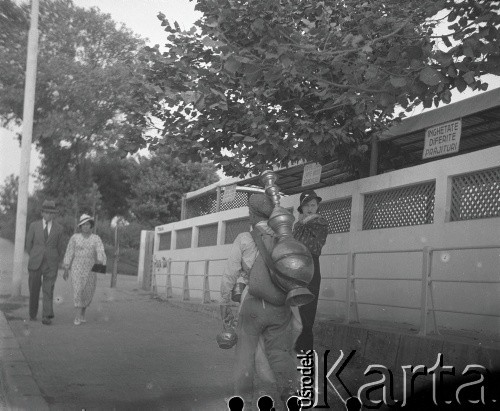 1936, Rumunia.
Przechodnie na ulicy miasta.
Fot. NN, kolekcja Witolda Lis-Olszewskiego, zbiory Ośrodka KARTA