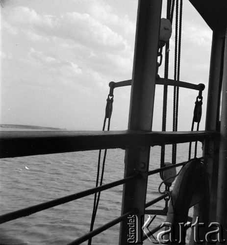 1936, Morze Czarne, Turcja lub Rumunia.
Rejs statkiem. Zdjęcie wykonane podczas podróży zagranicznej do Rumunii i Turcji.
Fot. NN, kolekcja Witolda Lis-Olszewskiego, zbiory Ośrodka KARTA