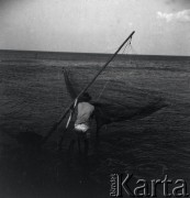 1936, prawdopodobnie Morze Czarne.
Rybak na brzegu morza. Zdjęcie wykonane podczas podróży zagranicznej do Rumunii i Turcji.
Fot. NN, kolekcja Witolda Lis-Olszewskiego, zbiory Ośrodka KARTA