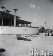 08.1936, prawdopodobnie Konstanca, Rumunia.
Wypoczynek na plaży.
Fot. NN, kolekcja Witolda Lis-Olszewskiego, zbiory Ośrodka KARTA
