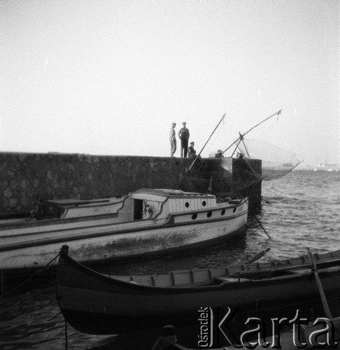 1936, prawdopodobnie Morze Czarne.
Rybacy i łodzie przy nabrzeżu. Zdjęcie wykonane podczas podróży zagranicznej do Rumunii i Turcji.
Fot. NN, kolekcja Witolda Lis-Olszewskiego, zbiory Ośrodka KARTA