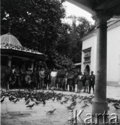 1936, Rumunia lub Turcja.
Polscy harcerze na ulicy miasta.
Fot. NN, kolekcja Witolda Lis-Olszewskiego, zbiory Ośrodka KARTA