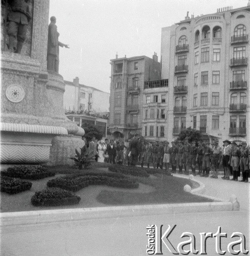 1936, Stambuł, Turcja.
Pomnik Republiki Tureckiej, obok grupa polskich harcerzy.
Fot. NN, kolekcja Witolda Lis-Olszewskiego, zbiory Ośrodka KARTA