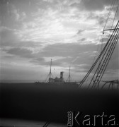 1936, Morze Czarne, Turcja lub Rumunia.
Rejs statkiem. Zdjęcie wykonane ze statku podczas podróży zagranicznej do Rumunii i Turcji.
Fot. NN, kolekcja Witolda Lis-Olszewskiego, zbiory Ośrodka KARTA