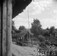 1936, miejsce nieznane.
Osada nad brzegiem rzeki.
Fot. NN, kolekcja Witolda Lis-Olszewskiego, zbiory Ośrodka KARTA