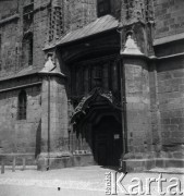 1936, Stambuł, Turcja.
Wejście do kościoła.
Fot. NN, kolekcja Witolda Lis-Olszewskiego, zbiory Ośrodka KARTA