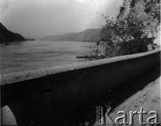 1936, Turcja.
Krajobraz. Zdjęcie wykonane ze statku podczas podróży zagranicznej do Rumunii i Turcji.
Fot. NN, kolekcja Witolda Lis-Olszewskiego, zbiory Ośrodka KARTA