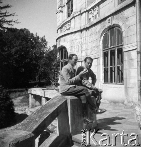 1936, Uhryń, Polska.
Dwóch mężczyzn przed pałacem, z prawej Witold Lis-Olszewski.
Fot. NN, kolekcja Witolda Lis-Olszewskiego, zbiory Ośrodka KARTA