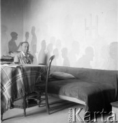 1936, Uhryń, Polska.
Mężczyzna w pokoju.
Fot. NN, kolekcja Witolda Lis-Olszewskiego, zbiory Ośrodka KARTA