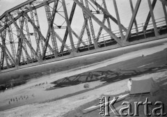 1928-1936, Polska.
Biwak pod mostem podczas spływu kajakowego.
Fot. NN, kolekcja Witolda Lis-Olszewskiego, zbiory Ośrodka KARTA