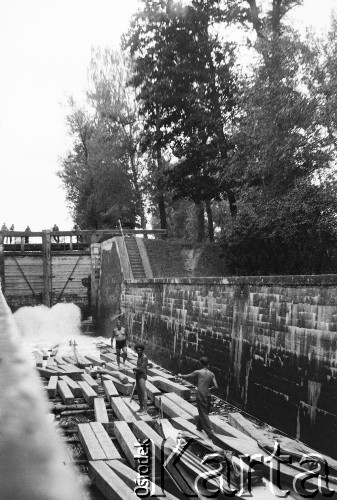 1928-1936, Niemnowo, kanał Augustowski, Polska.
Śluza Niemnowo na Kanale Augustowskim, śluzowanie kajaków razem z drewnem spławianym kanałem.
Fot. NN, kolekcja Witolda Lis-Olszewskiego, zbiory Ośrodka KARTA