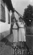 Lata 30., Borysław-Tustanowice, Polska (obecnie Ukraina).
Prawdopodobnie Maria Chobot (z prawej) z koleżanka, prawdopodobnie na terenie kopalni ropy naftowej 