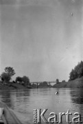 1928-1936, Polska.
Rzeka, w oddali most. Zdjęcie wykonane podczas spływu kajakowego.
Fot. NN, kolekcja Witolda Lis-Olszewskiego, zbiory Ośrodka KARTA