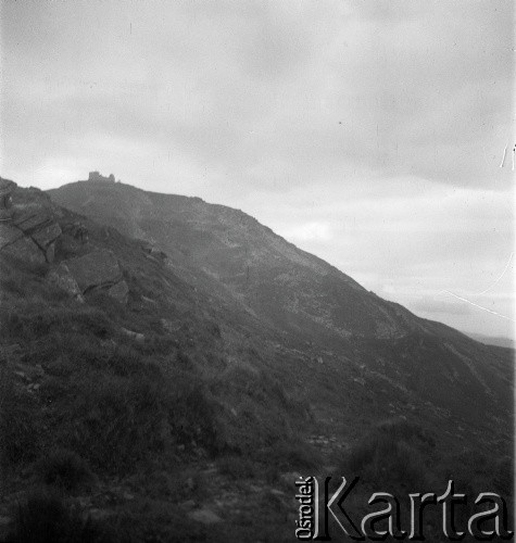1936-1939, Czarnohora, Polska (obecnie Ukraina).
Krajobraz górski, w głębi szczyt Pop Iwan i Obserwatorium Astronomiczno-Meteorologiczne (tzw. 