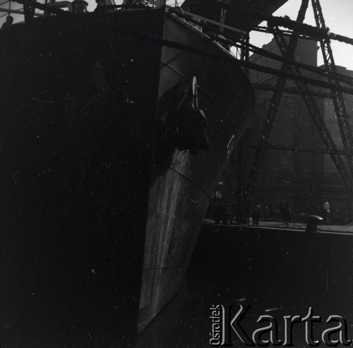 08.1936, prawdopodobnie Konstanca, Rumunia.
Kadłub statku przy portowym nabrzeżu.
Fot. NN, kolekcja Witolda Lis-Olszewskiego, zbiory Ośrodka KARTA