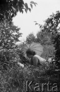 14.07.1928, Polska.
Henryka Lis-Olszewska w ogrodzie, w miejscu zwanym 