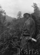 Lipiec 1927, okolice Borysławia, Polska.
Henryka Lis-Olszewska na wycieczce w okolicach Borysławia. Na odwrocie odbitki podpis: 
