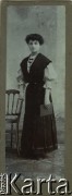 1908-1915, Lwów, Galicja, Austro-Węgry.
Portret kobiety w długiej sukni.
Fot. Atelier Rubens, zbiory Ośrodka KARTA, udostępniła Jadwiga Parasiewicz-Kaczmarska