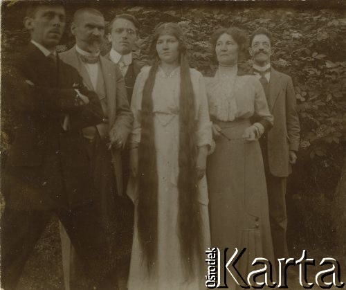 Przed 1923, Polska.
Na zdjęciu m.in. Feliks Parasiewicz ( pierwszy z prawej) i słynna posiadaczka długich włosów.
Fot. NN, zbiory Ośrodka KARTA, udostępniła Jadwiga Parasiewicz-Kaczmarska