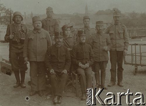 1914-1918, Austro-Węgry.
Żołnierze i pracownicy służby pocztowej. 1. z prawej siedzi Feliks Parasiewcz.
Fot. NN, zbiory Ośrodka KARTA, udostępniła Jadwiga Parasiewicz-Kaczmarska