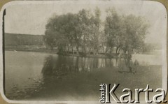 1920, brak miejsca.
Żołnierze na tle rzeki lub jeziora.
Fot. NN, zbiory Ośrodka KARTA, udostępniła Jadwiga Parasiewicz-Kaczmarska
