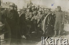 1920, brak miejsca.
Żołnierze przy dziale, 2. z prawej stoi Aleksander Mazzucato, późniejszy lwowski księgarz i wydawca, prowadził księgarnię 