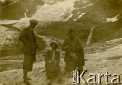 Lipiec 1913, Grinderland, Szwajcaria.
Okolice lodowca Eiger, w środku Eugenia Brończyk z d. Mitis.
Fot. NN, zbiory Ośrodka KARTA, przekazała Teresa Wojciechowska
