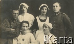 1919, Polska.
Żołnierze 2 Dywizji Piechoty Legionów i sanitariuszki z 13 Szpitala Polowego, w środku stoją (od lewej) Weronika Kuszel (Werpychowska) i Eugenia Brończyk.
Fot. NN, zbiory Ośrodka KARTA, przekazała Teresa Wojciechowska
