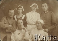 1919, Polska.
Żołnierze 2 Dywizji Piechoty Legionów i sanitariuszki z 13 Szpitala Polowego, w środku stoją (od lewej) Eugenia Brończyk i Weronika Kuszel (Werpychowska).
Fot. NN, zbiory Ośrodka KARTA, przekazała Teresa Wojciechowska

