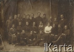 Przed 1914, Galicja, Austro-Węgry.
Uczniowie szkoły męskiej wraz z gronem nauczycielskim, w środku siedzi Eugenia Brończyk z d. Mitis.
Fot. NN, zbiory Ośrodka KARTA, przekazała Teresa Wojciechowska