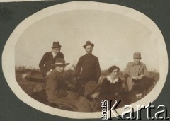 Przed 1918, Austro-Węgry.
W środku stoi Kazimierz Brończyk, poniżej z prawej jego żona Eugenia Brończyk z d. Mitis.
Fot. NN, zbiory Ośrodka KARTA, przekazała Teresa Wojciechowska
