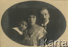 Luty 1922, Lwów, Polska.
Eugenia z d. Mitis i Kazimierz Brończyk z synem Szczęsnym. Oryginalny podpis: 