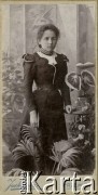 20.07.1900, Przemyśl, Galicja, Austro-Węgry.
Portret młodej kobiety, koleżanki Stefanii Mitisówny. Podpis na odwrocie: 