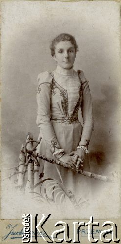 18.06.1900, Przemyśl, Galicja, Austro-Węgry.
Portret młodej kobiety w jasnej sukience, koleżanki Stefanii Mitisówny. Podpis na odwrocie: 